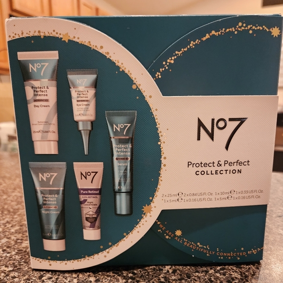 No 7 Protect & Perfect Gift Set - Picture 1 of 4